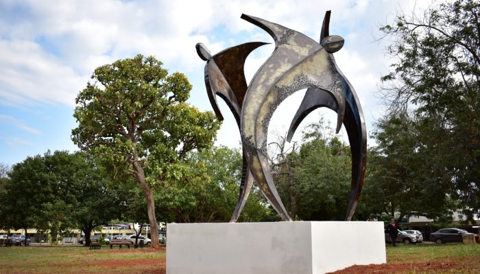 Escultura comemorativa dos 45 anos da UFMS